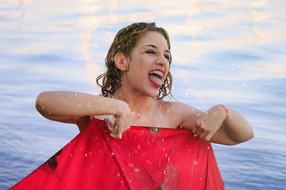 שני אנשים בגיל 90 יצאו לדייט עיוור ולימדו את כולם איך להיות